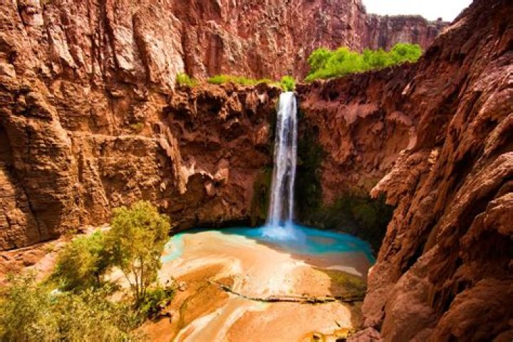 Does Vegas have waterfalls?