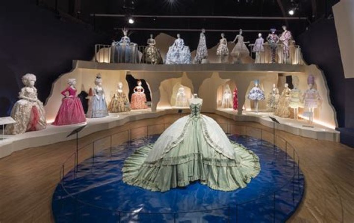 How did Marie-Antoinette contribute to fashion?