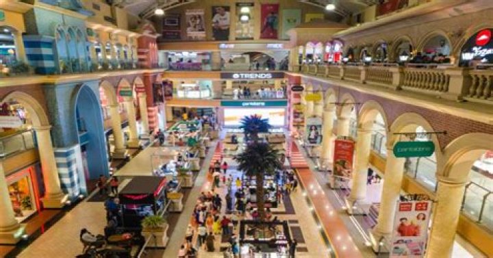 Which is the largest shopping mall in Mumbai?